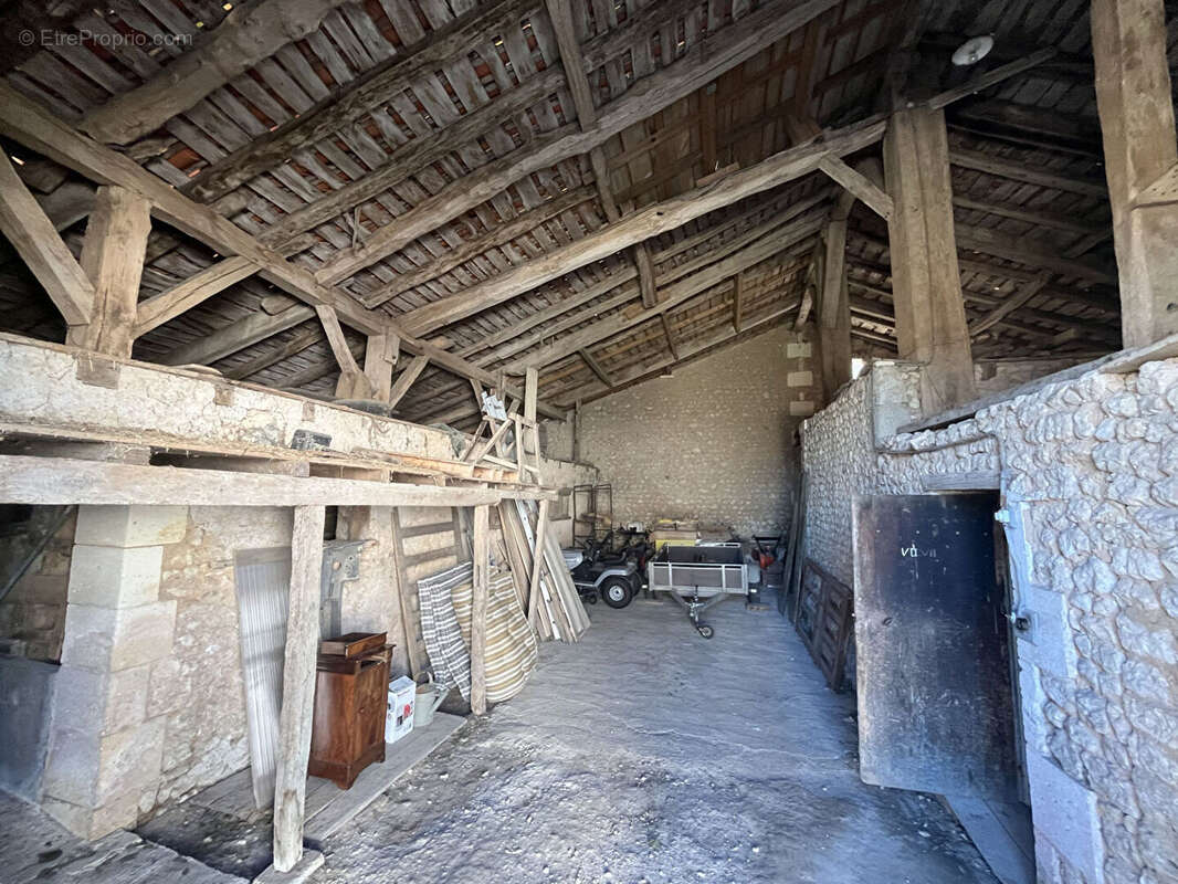 Maison à MONTMOREAU-SAINT-CYBARD