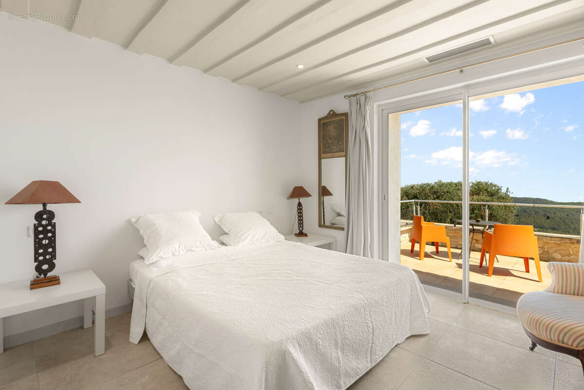TOURRETTES-SUR-LOUP — Villa d'exception avec vue mer panoramique - photo 15