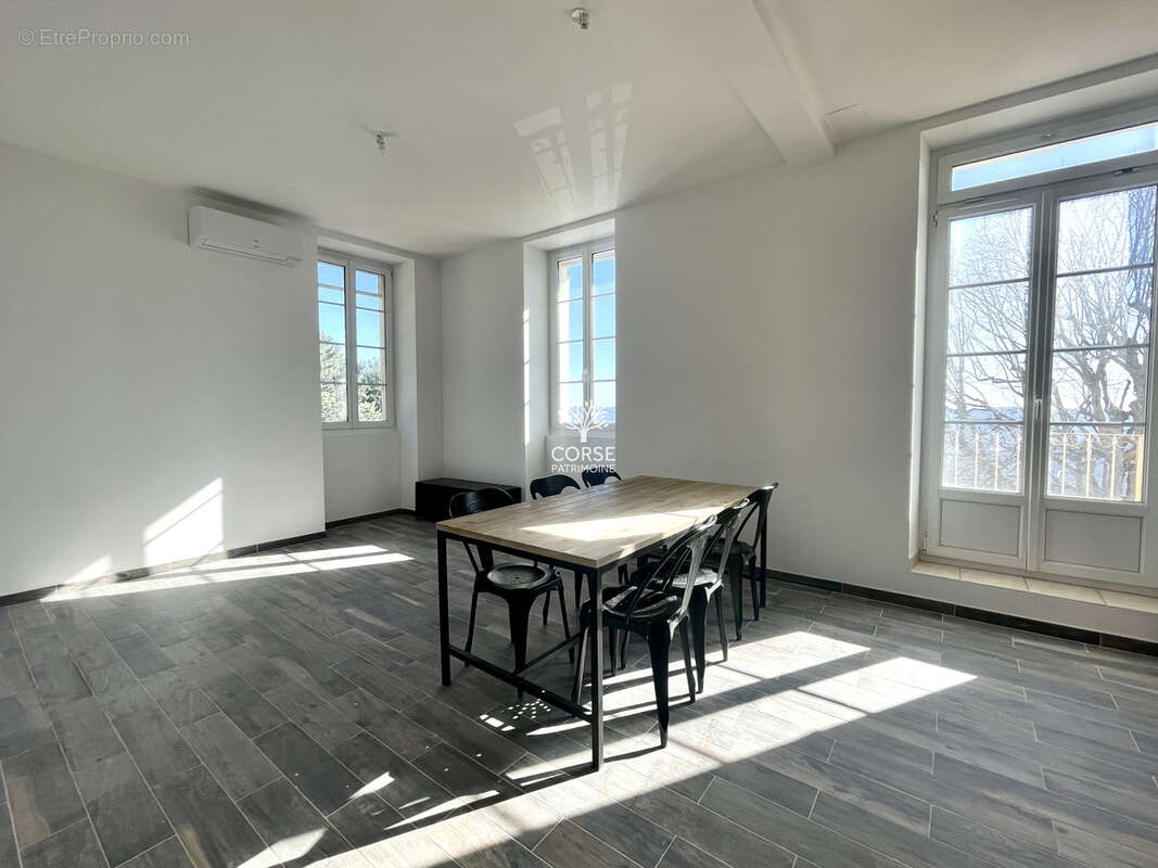 Bâtisse divisée en trois appartement - photo 13