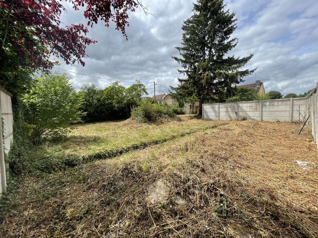 Terrain constructible de 567m2 en plein coeur de SAINTE SAVINE. - photo 2
