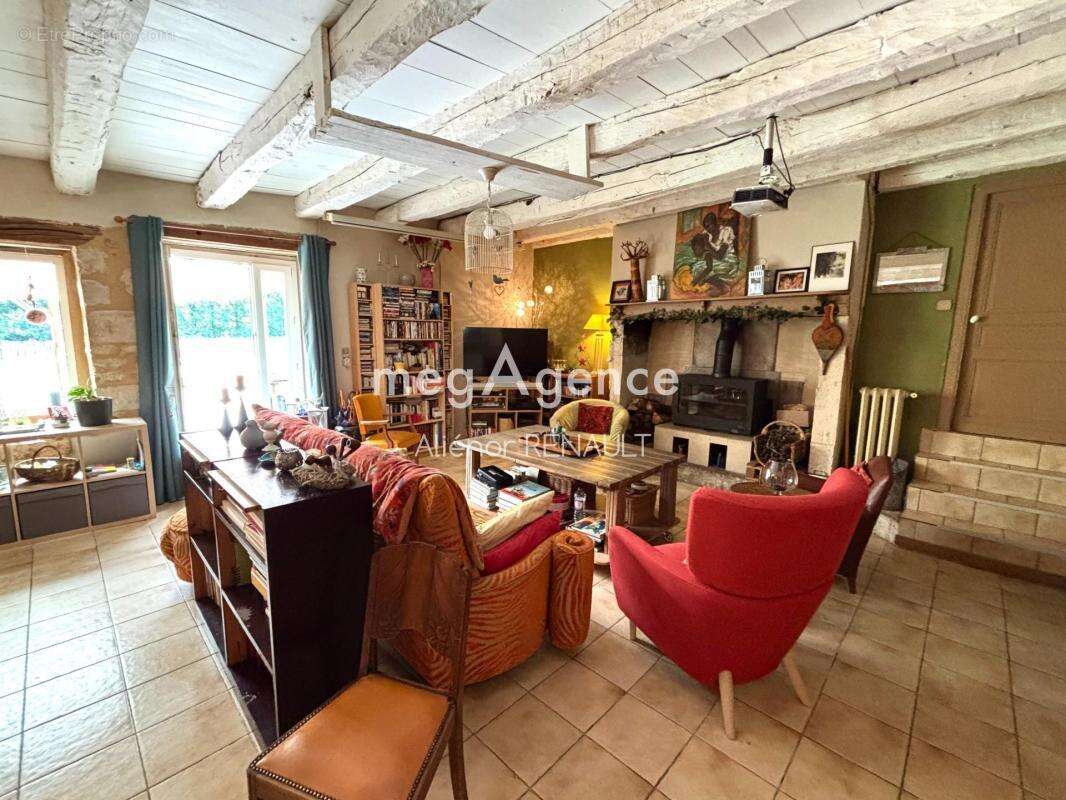 Maison en pierre avec piscine, gîte et dépendances - 203 m2 - photo 5