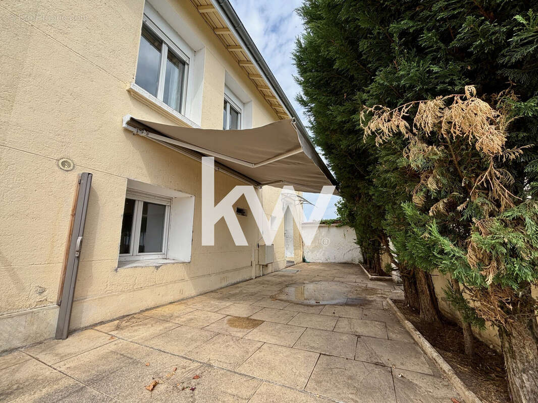 Maison 131 m² à Saint-Genest-Lerpt  - photo 2