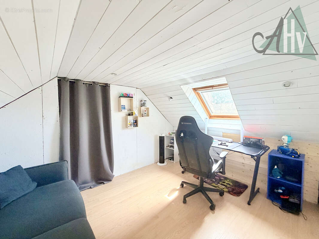 Maison - 7 pièces - avec jardin et garages - Villiers-Saint-Georges - photo 14