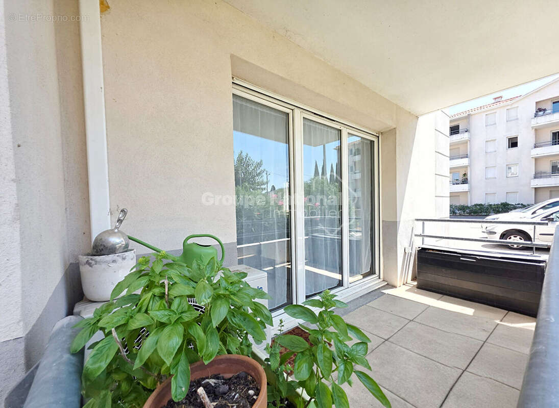À VENDRE  Superbe T3 de 61 m² avec terrasse et 2 parkings à Miramas (13140) - photo 4