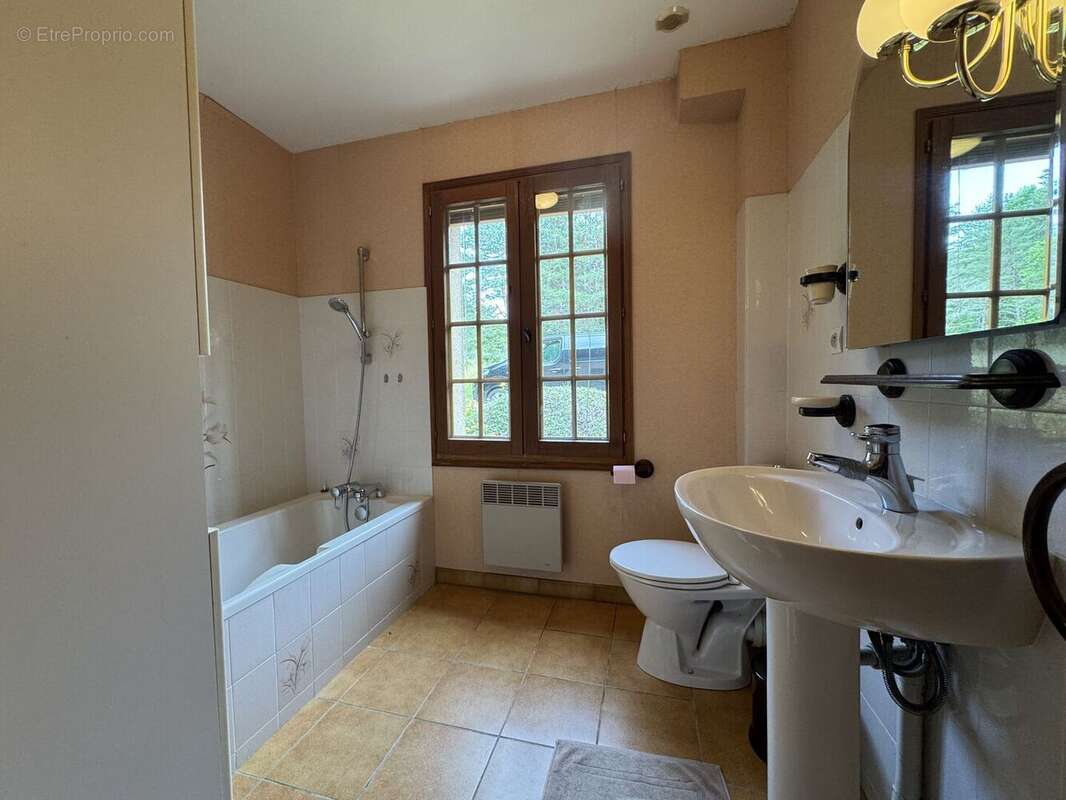 Maison indépendante au calme avec terrain boisé proche commerces - photo 11