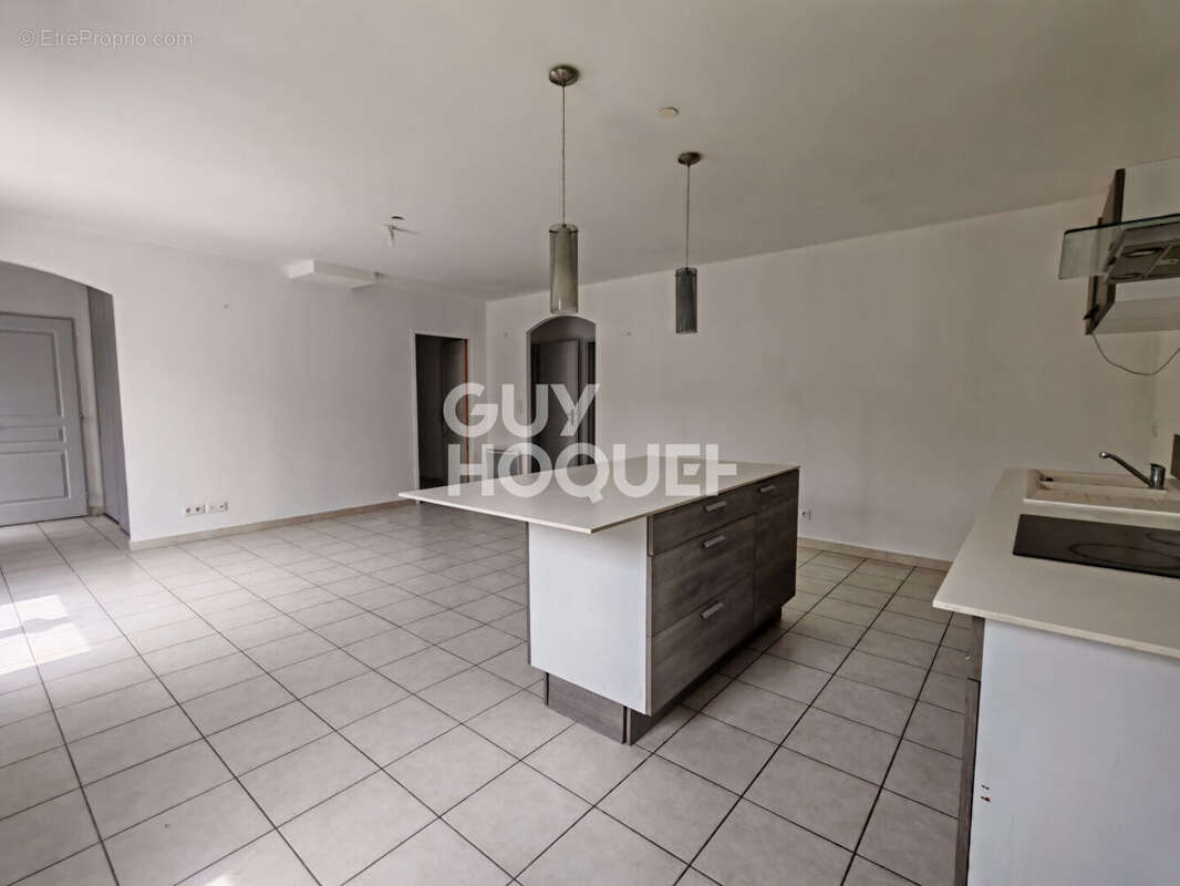 EXCLUSIVITÉ - Charmante maison de plain-pied de 2014 avec 3 chambres et garage à MONTEUX - photo 5