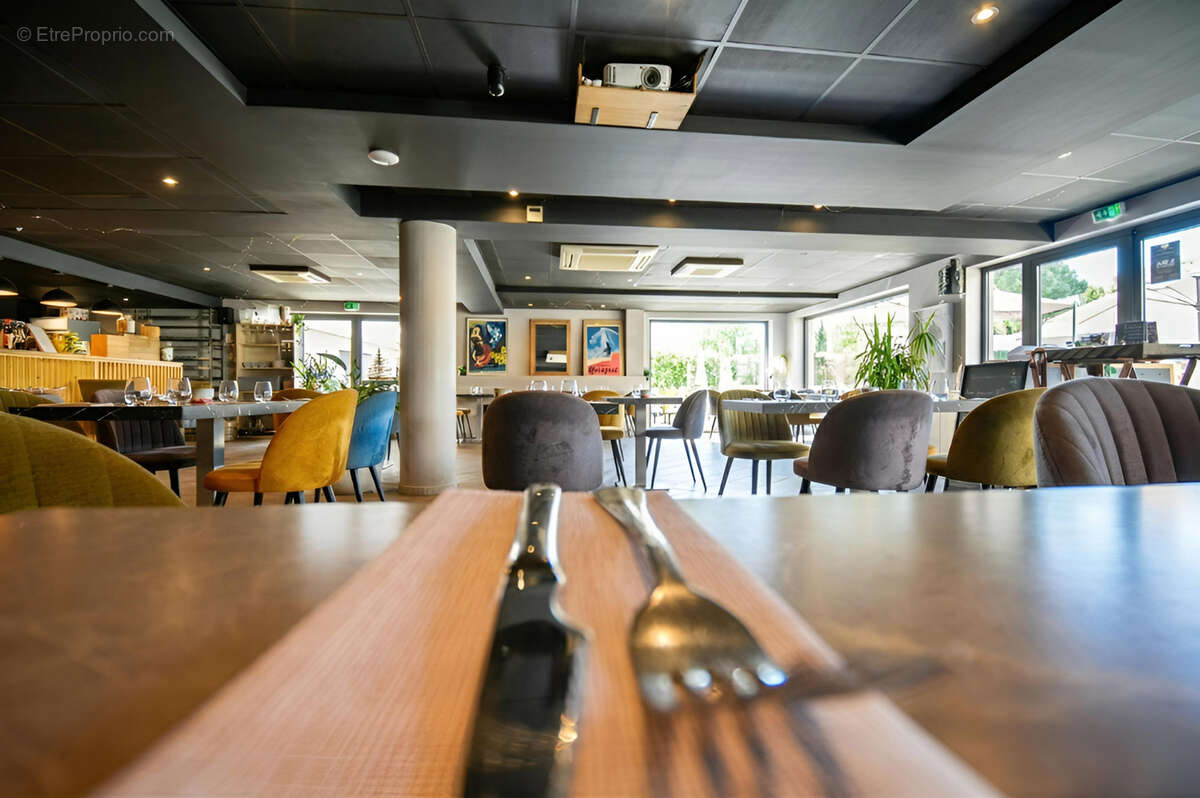 Commerce à MANDELIEU-LA-NAPOULE