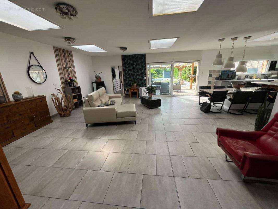  PRESTIGE & ESPACE : Splendide Maison Loft de 251 m² avec 5 Chambres, Jardin, Garage, Piscine  ‍ - photo 3