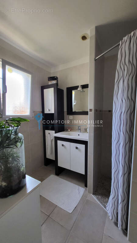 DPT GARD (30), à vendre, secteur PARIGNARGUES, maison de 181m2 habitables, de plain-pied, type 5, piscine, jar - photo 8