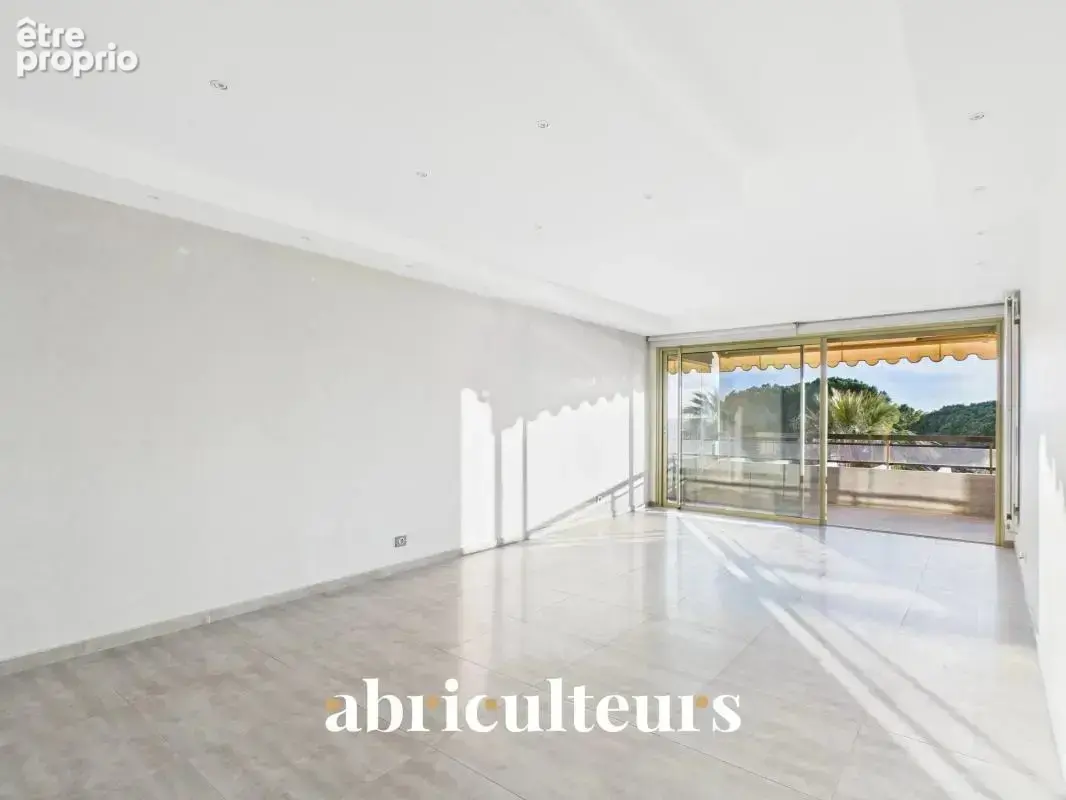 Élégant appartement rénové - 4 Pièces - Terrasse - 84m² - Vue mer panoramique - Juan-les-Pins - photo 5