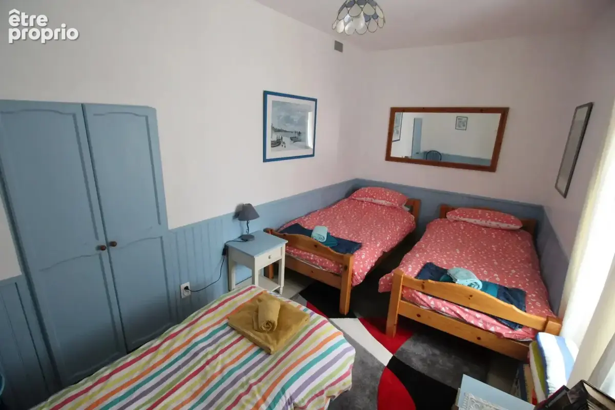 En bordure de village, maison indépendante de quatre chambres avec deux gîtes de deux chambres, grand jardin et piscine - photo 17