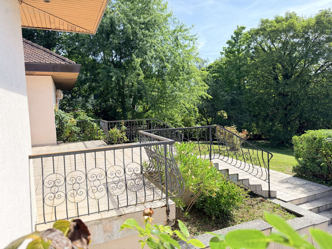 Divonne-les-Bains Centre Ville - Maison de 424 m2 sur un terrain de 3443 m2 - photo 15