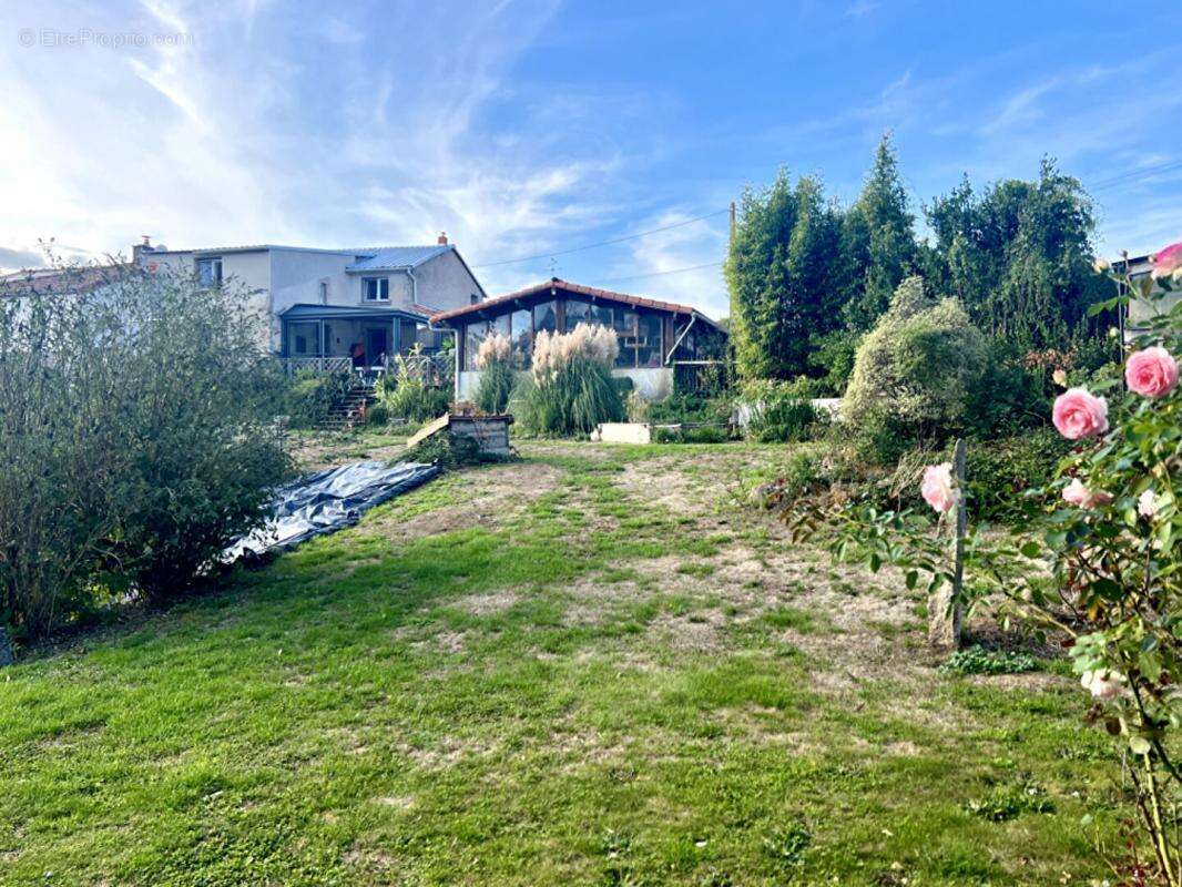 Maison à MONTFAUCON-MONTIGNE