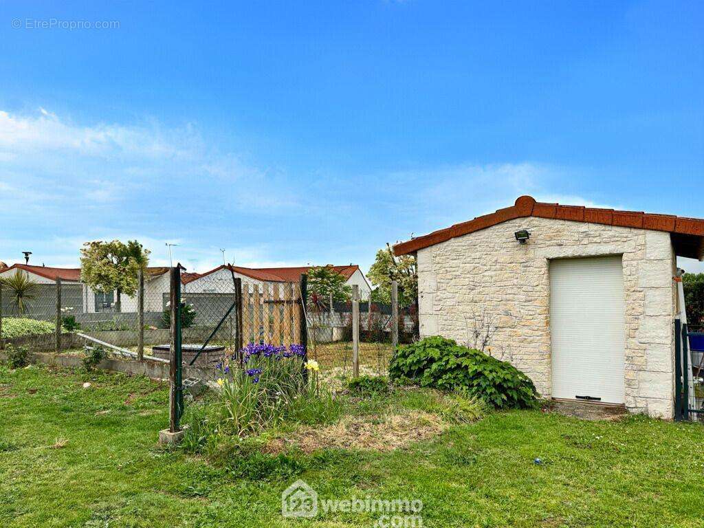 Terrain piscinable avec son local existant. - Maison à MAULEON
