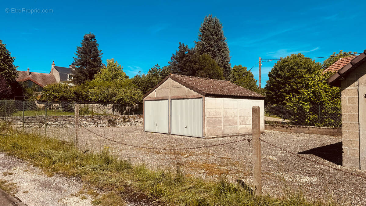Parking à MAILLY-LE-CHATEAU