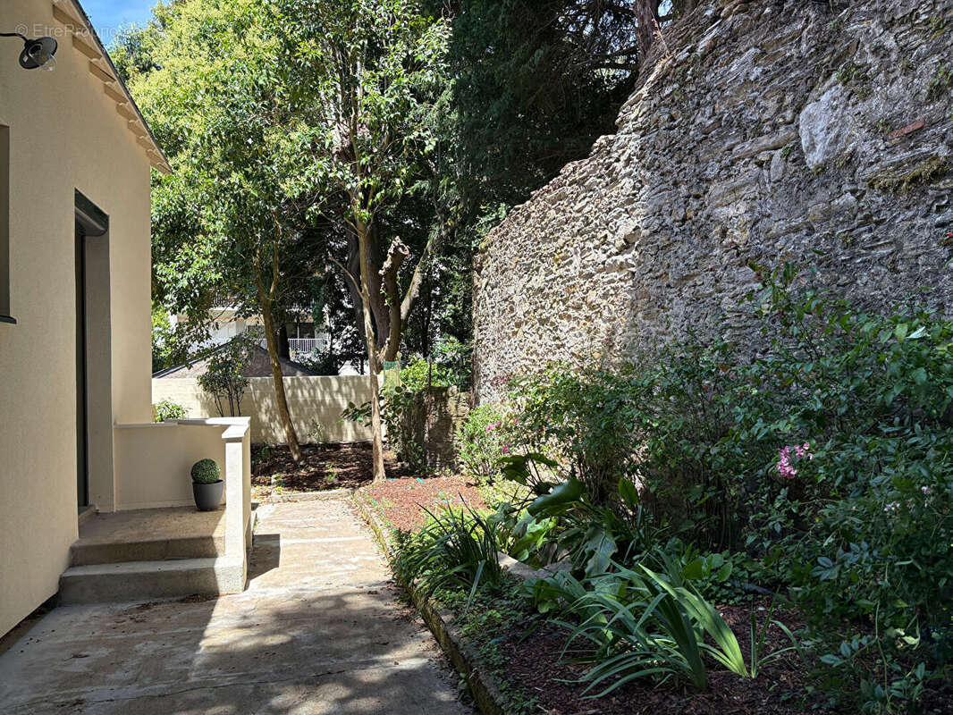 Maison entièrement rénovée de 148 m² au sol (132 m² habitables) au calme d'une impasse avec garage - photo 6