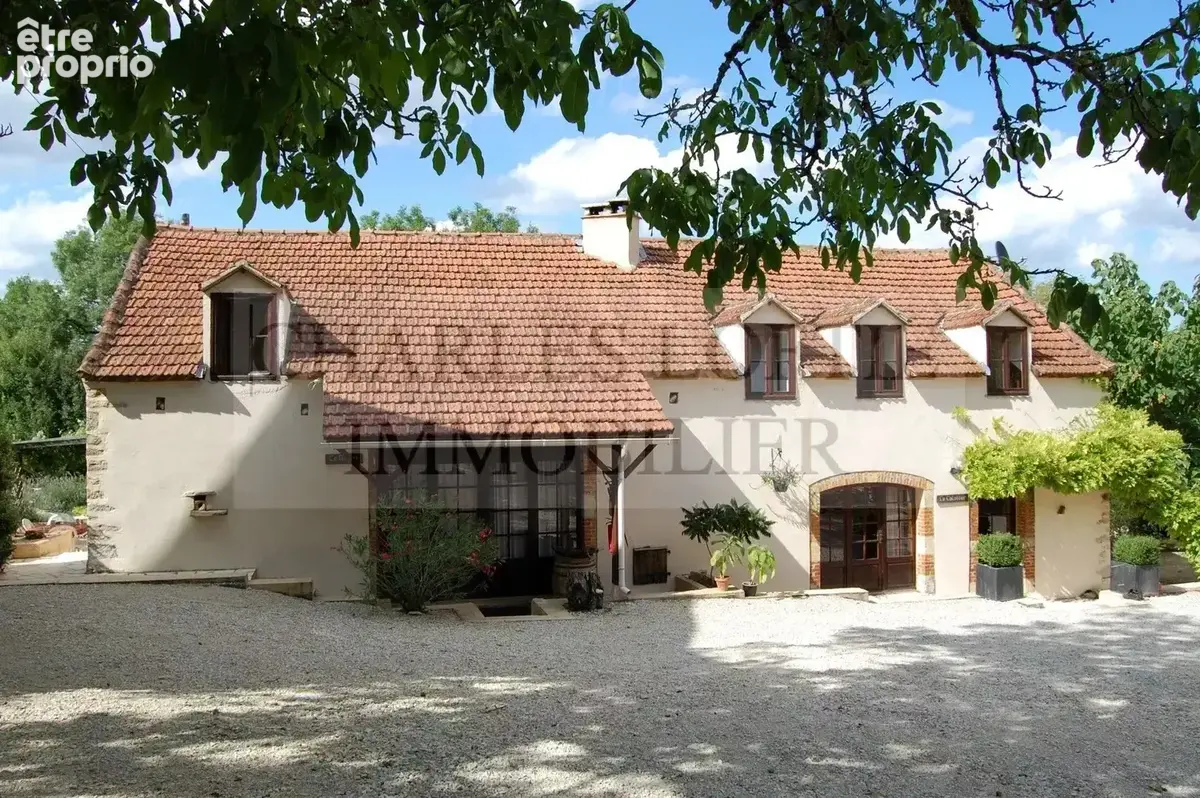 Ancienne ferme avec gîtes et piscine sur 9070 m2 de terrain - photo 3