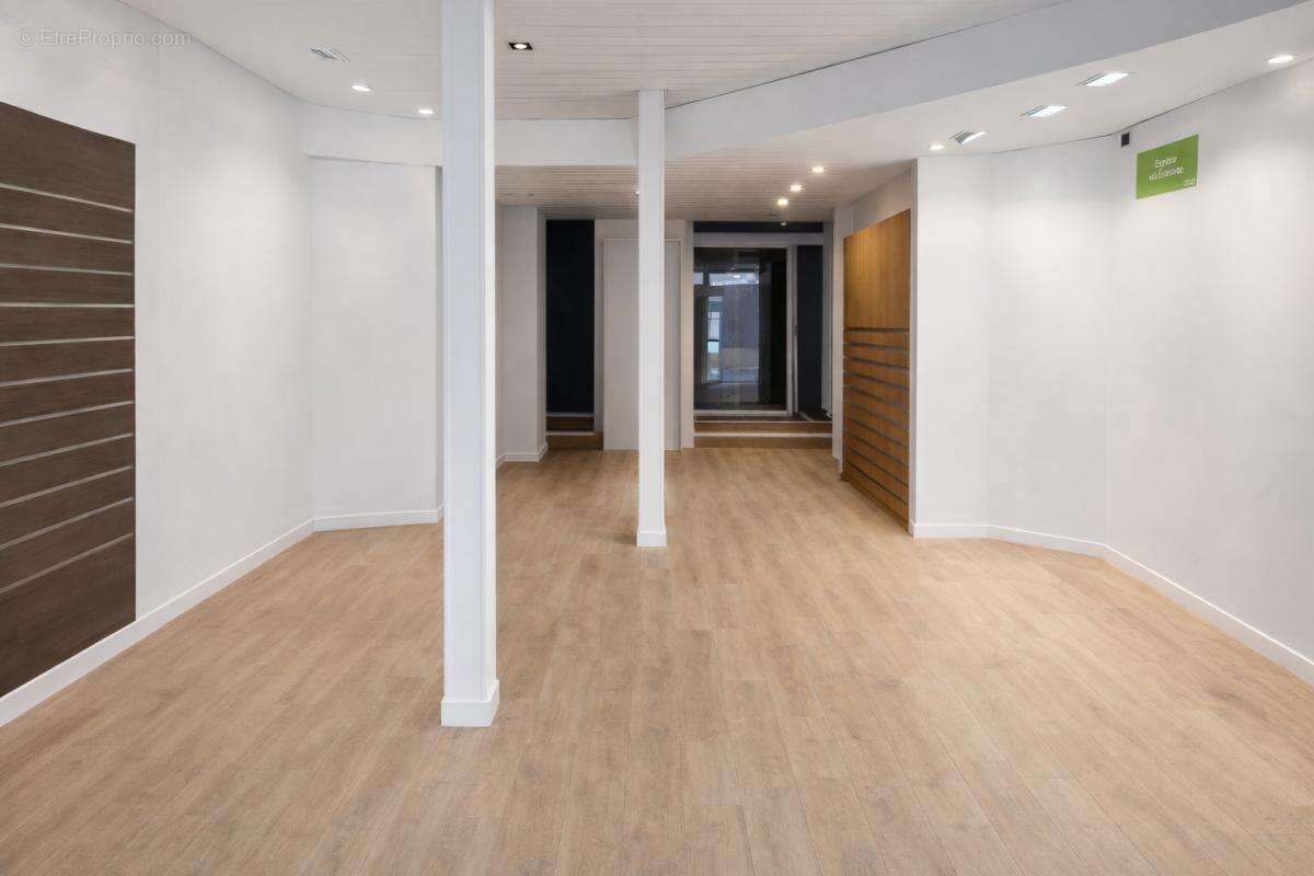 Commerce à FLEURY-LES-AUBRAIS