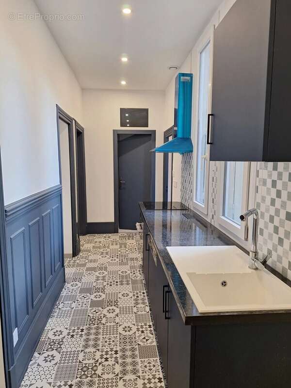 IDEAL CITADINS ! En plein centre ville rue piétonne, au 1er étage SUPERBE  T5 DE CARACTERE  de 86 m² entièrement refait à neuf - photo 6