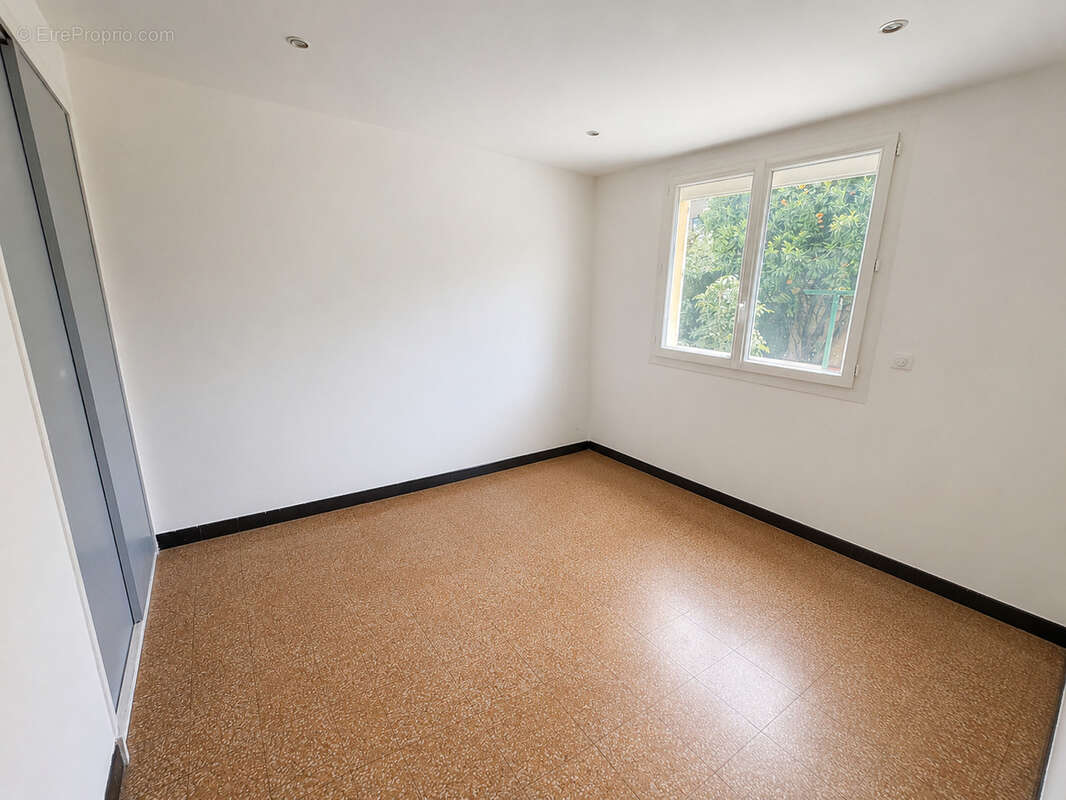 A vendre - Appartement de type 3 en rez-de-jardin (bas de villa) - La Seyne sur mer 83500 - photo 7