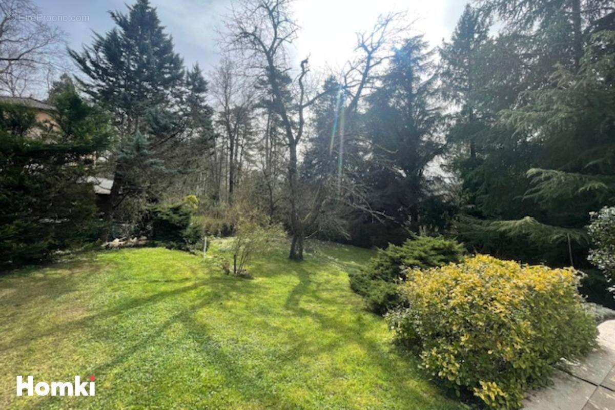 Terrain à CHARBONNIERES-LES-BAINS