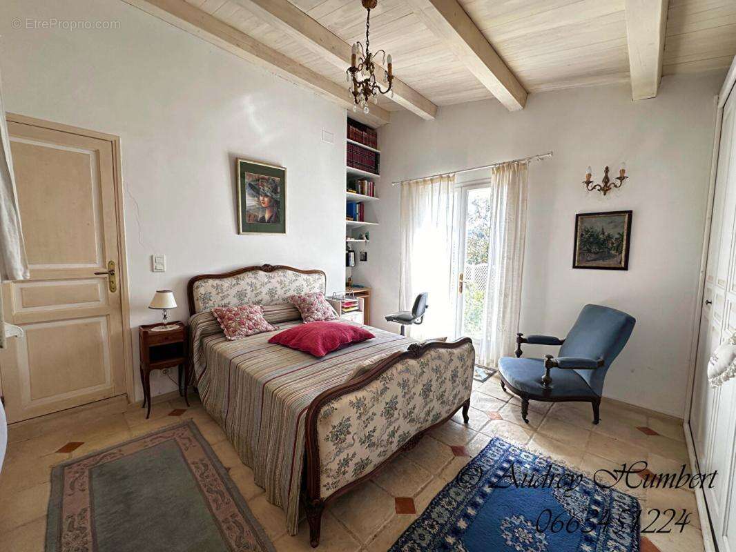 EXCLU, proche FORCALQUIER, Belle MAISON DE VILLAGE de 126 m²  avec terrasses, jardin et cour - photo 13