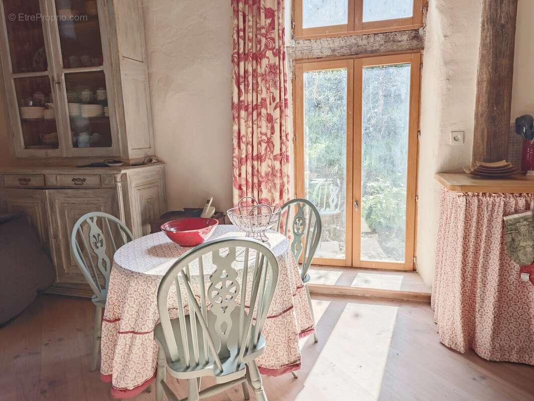 Jolie maison en pierres avec dépendances - photo 4