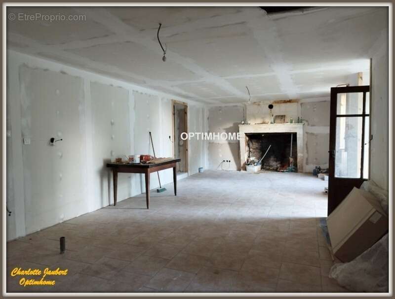 Maison à VILLEBOIS-LAVALETTE