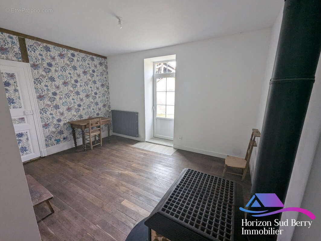 Salon avec poêle à bois et accès direct à l&#039;extérieur (PREMIERE PARTIE) - Maison à MOUHERS