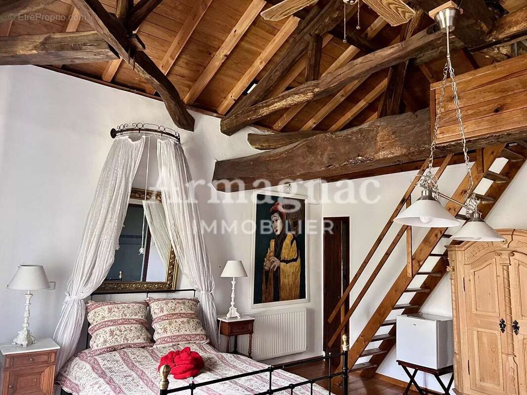 Maison à VIC-FEZENSAC