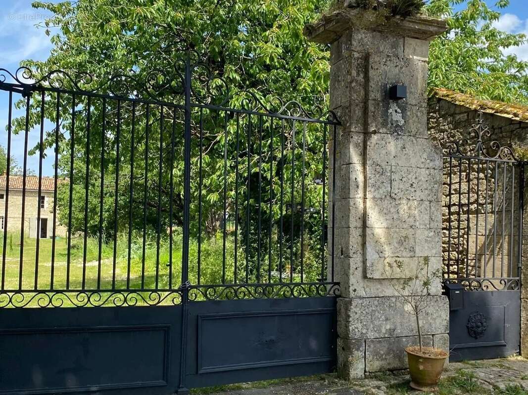 Maison à CHEF-BOUTONNE