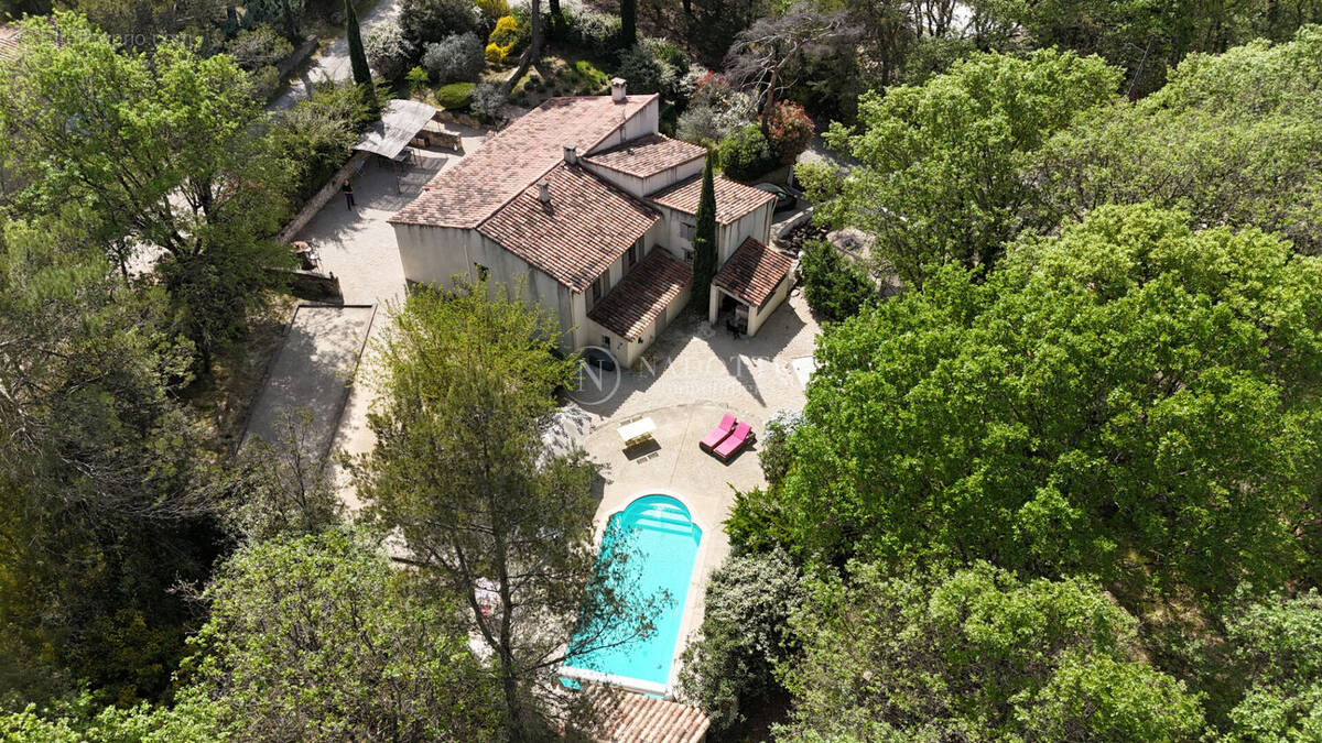 Maison à MENERBES