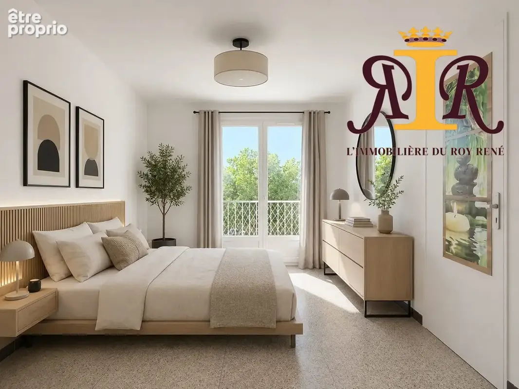 Chambre 1 avec peinture blanche et meubles