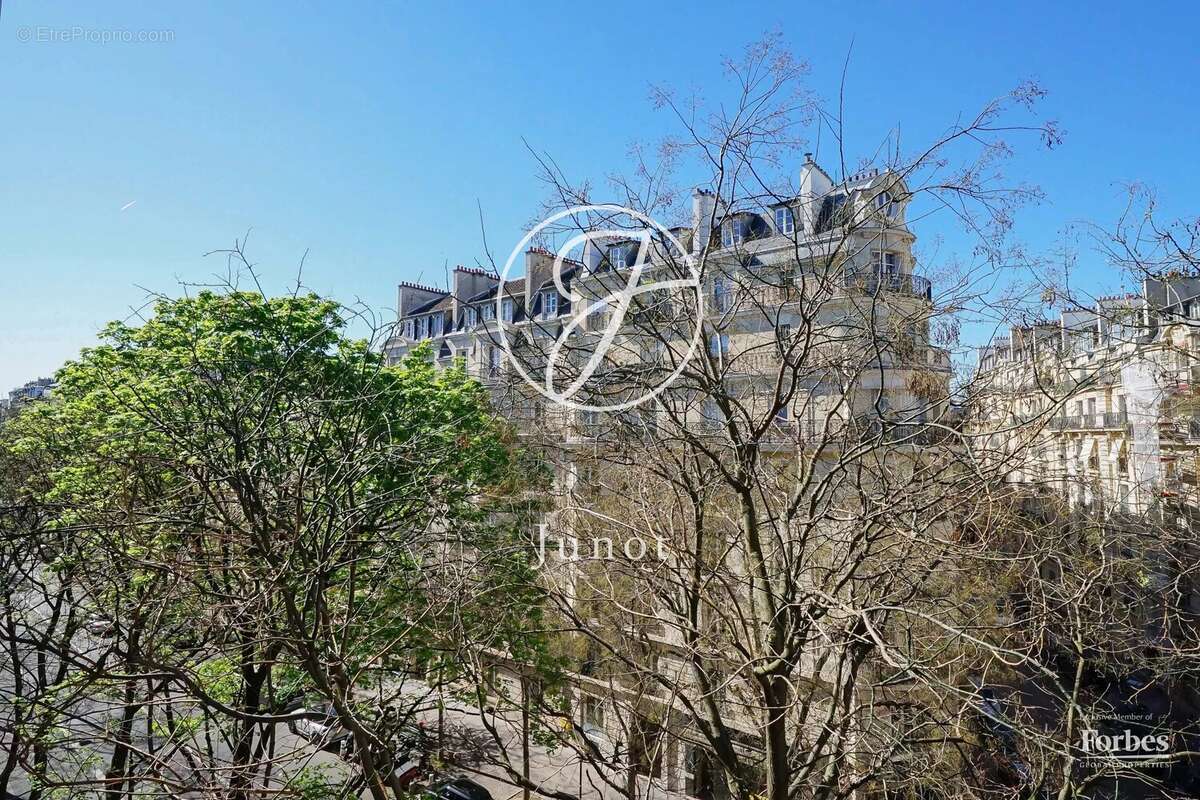 Paris 16e - AUTEUIL / VERSAILLES - Appartement à vendre - 6 pièces - 169,59m² Carrez - 4 chambres - Vues dégagées. - photo 3
