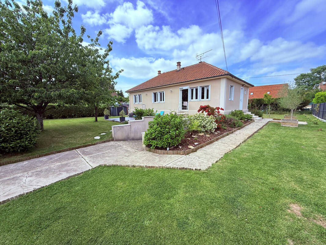 Maison à LA QUEUE-LES-YVELINES