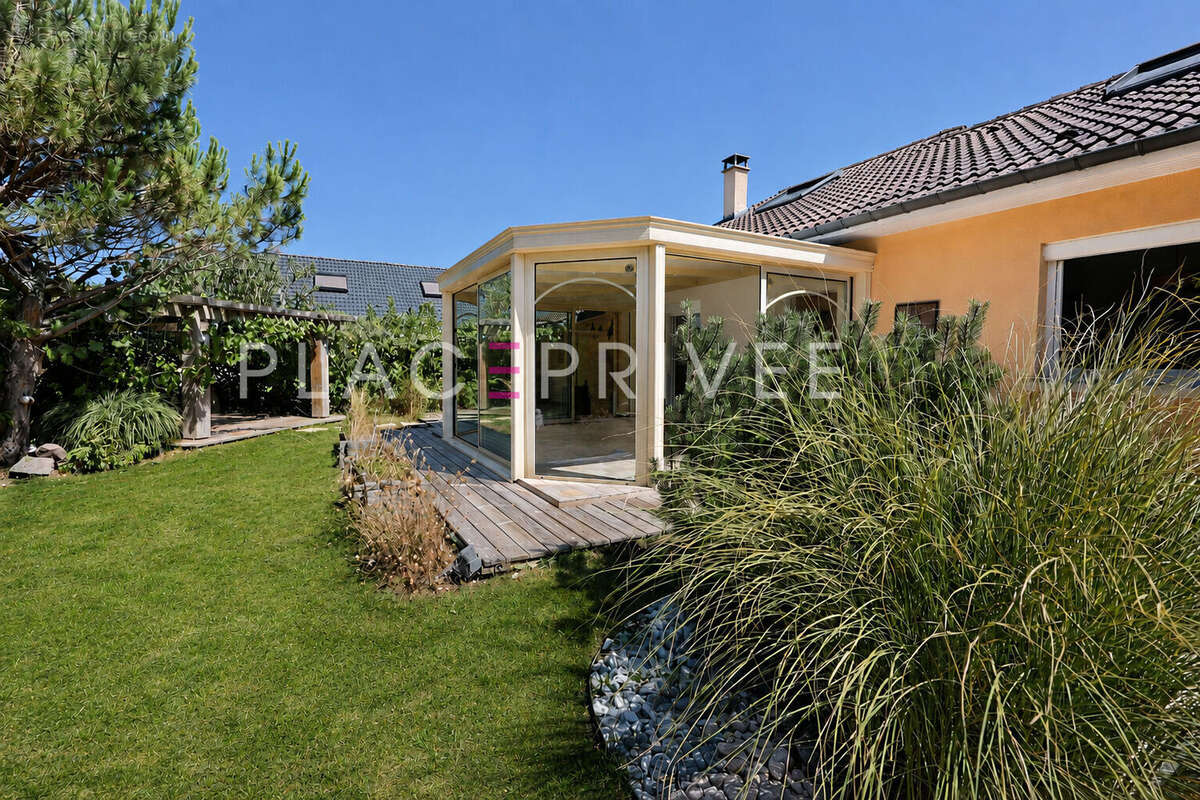 Maison avec jardin et garage - photo 3
