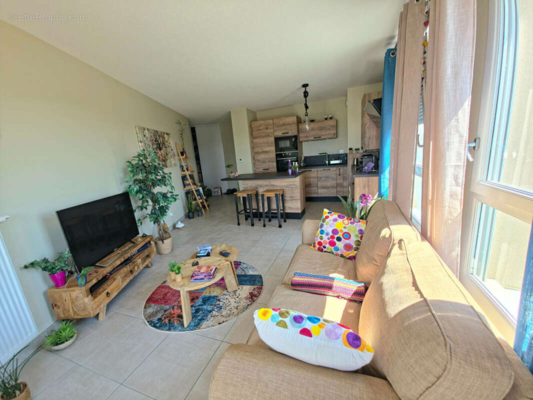 FRONTONAS CENTRE Superbe appartement avec terrasse et vue dégagée ! - photo 11