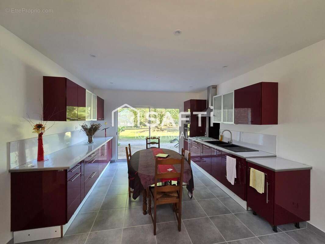 Maison 340 m² à Reignac  - photo 9