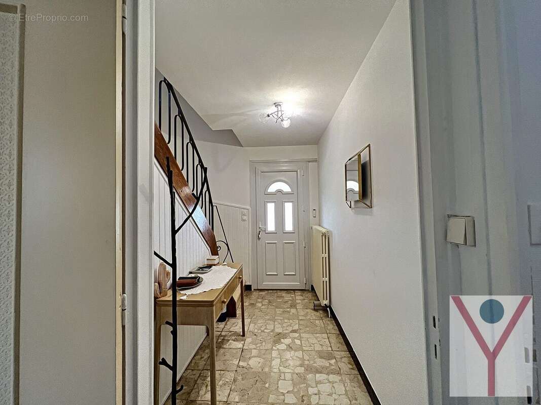 Entrée.       Malika ZIRANE 06 64 19 10 47 - Maison à BOURG-EN-BRESSE