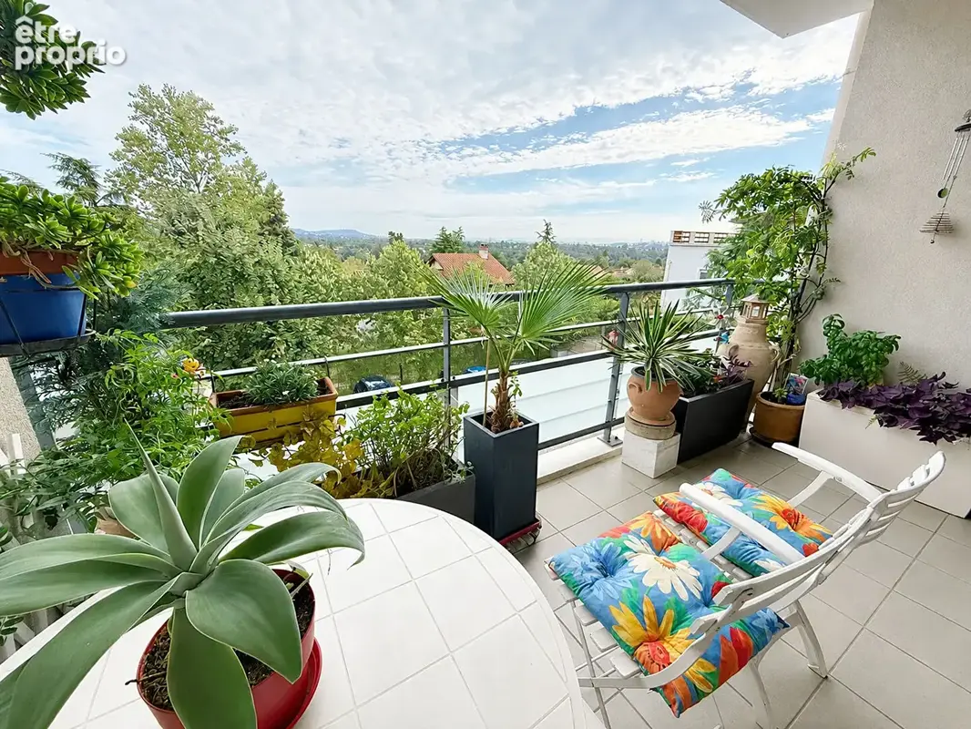 Appartement à SAINT-GENIS-LES-OLLIERES