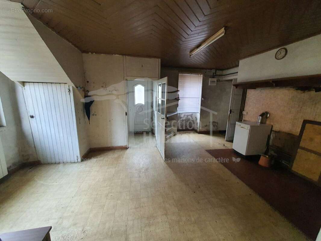 Pradinas- maison de village avec terrain et dependances - photo 13