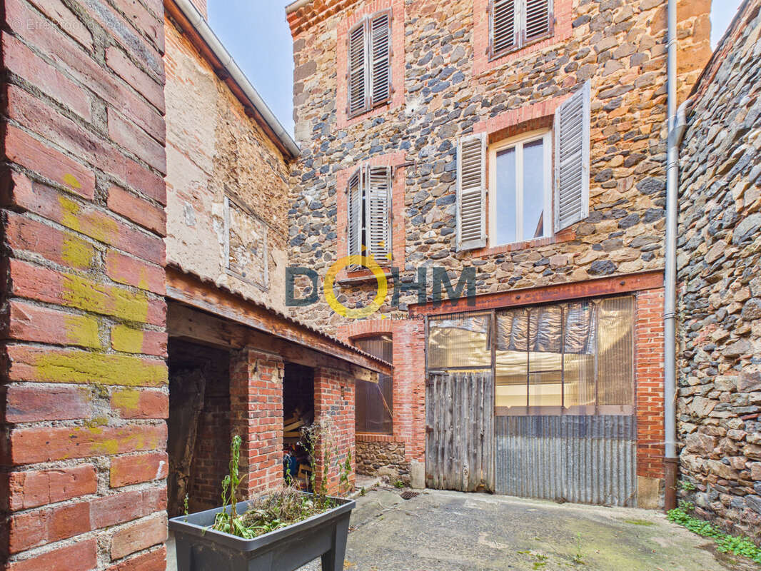 Paulhaguet   Maison de bourg avec garage, grange et cour de 40 m2, idéale pour investissement locatif. - photo 3