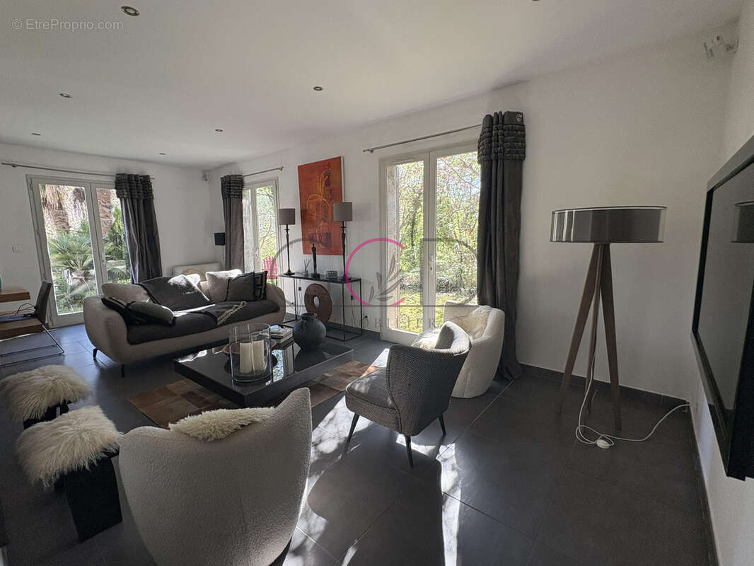 Coup de cœur : Magnifique Villa de village à Saint-Martin-de-la-Brasque. - photo 3