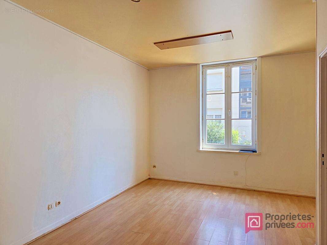 Appartement en rez-de-chaussée avec cour et 2 stationnements - photo 3