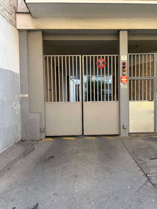 Parking à PARIS-18E