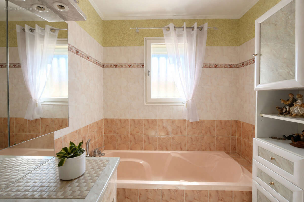 Maison à SAINT-LAURENT-DE-LA-SALANQUE