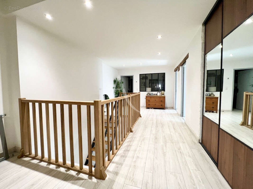 Maison de campagne avec beaux volumes, jardin et fort potentiel Environnement calme et verdoyant - photo 8