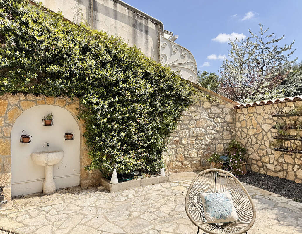 Maison à SAINT-CEZAIRE-SUR-SIAGNE