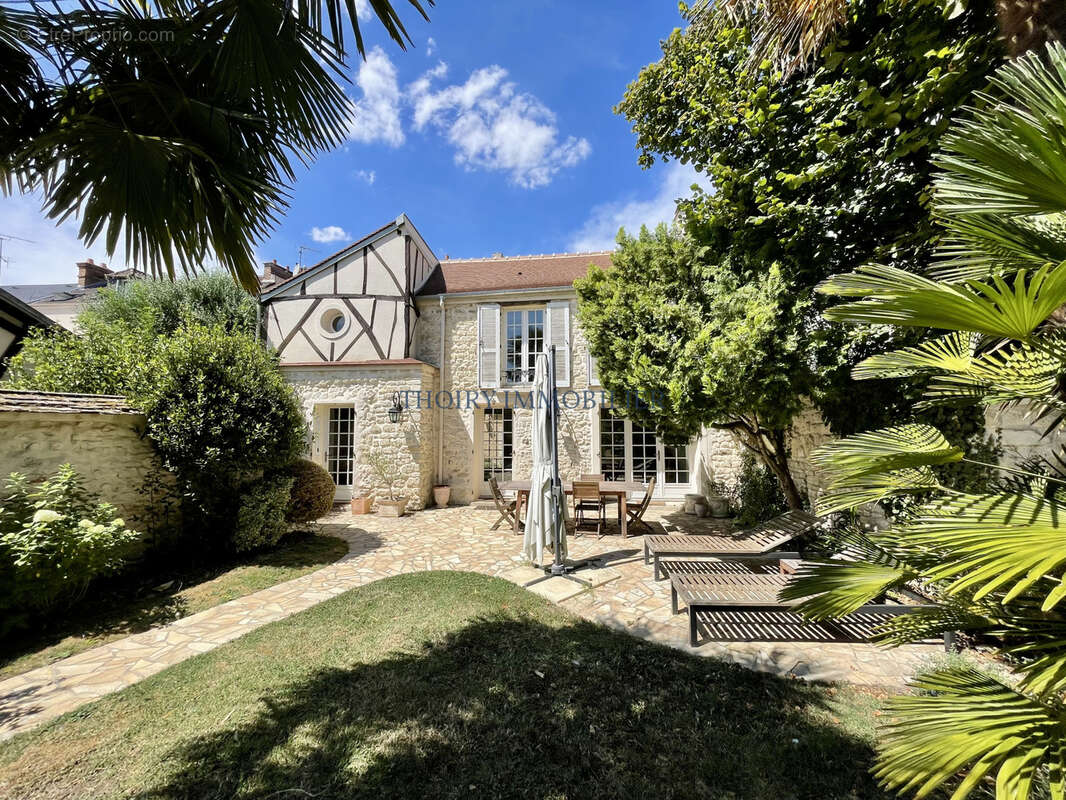 Maison ancienne de charme de 8 pièces sur 519 m2. - photo 2