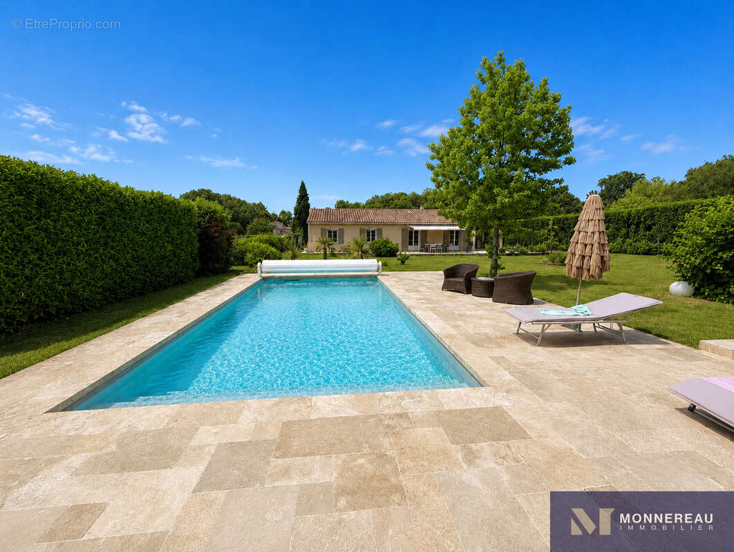 Maison des annees 2000 renove avec bel exterieur, piscine et poolhouse. - photo 2
